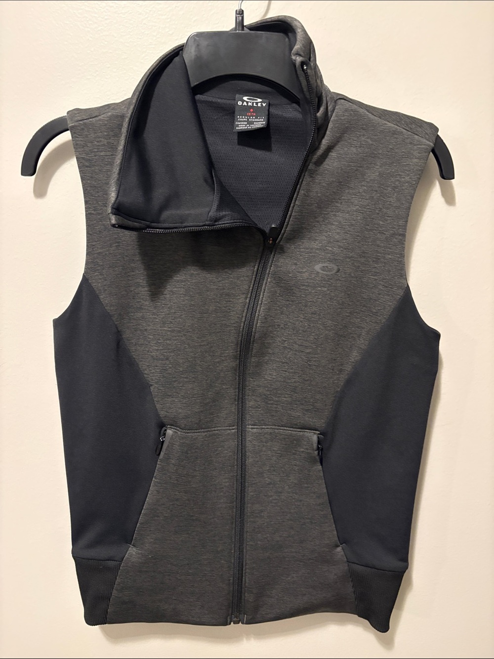 Oakley Women’s Sleeveless Zip Vest - Charcoal & Black